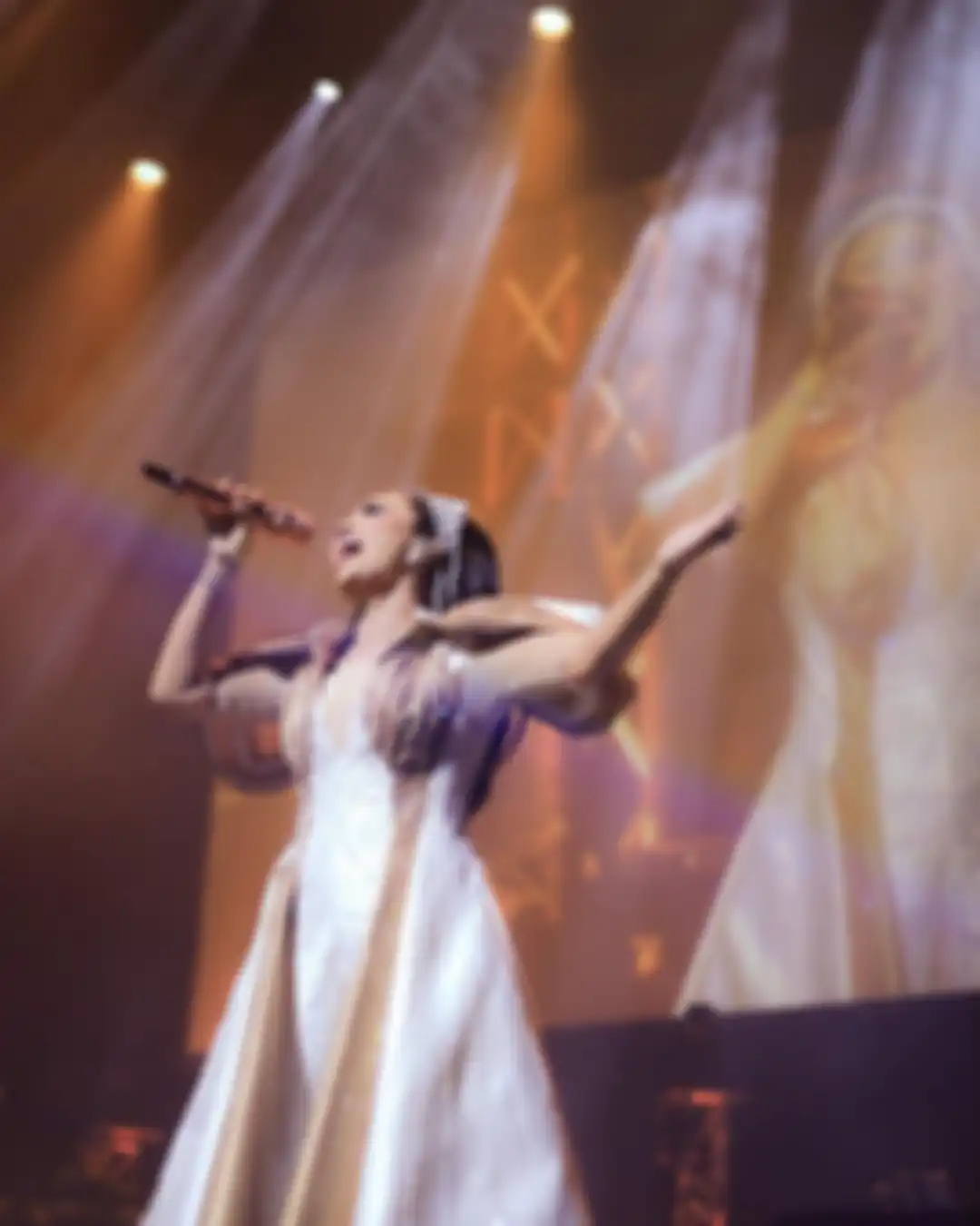Penampilan Krisdayanti di atas panggung konser Singapura.
