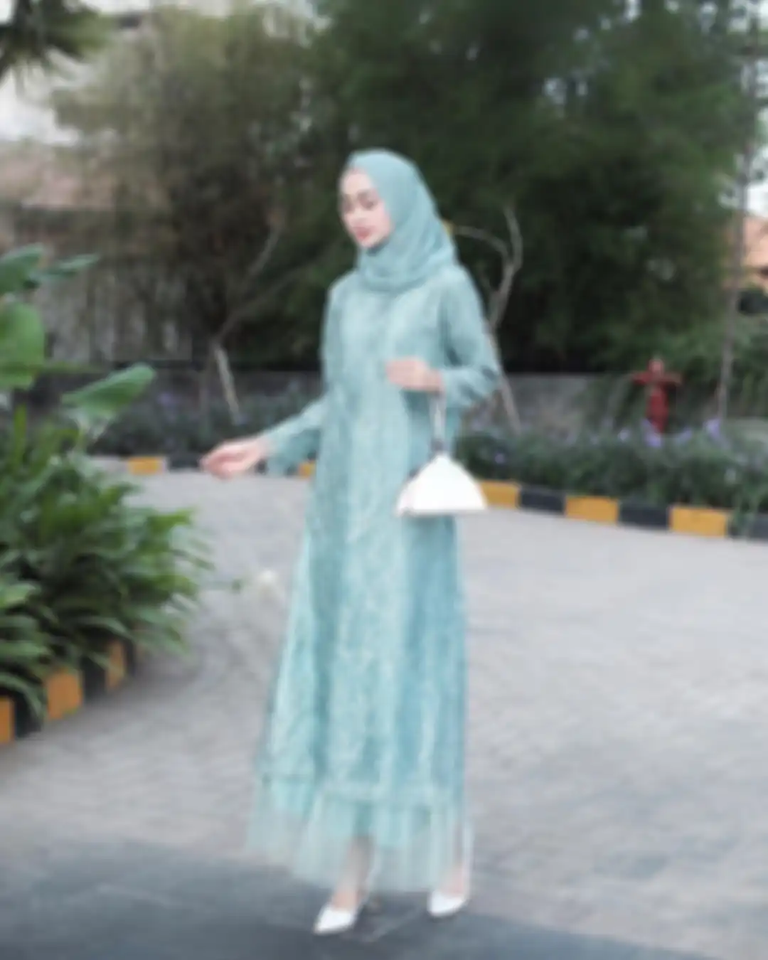 Outfit dress hijab kondangan warna hijau aqua dari Sitti Ashari
