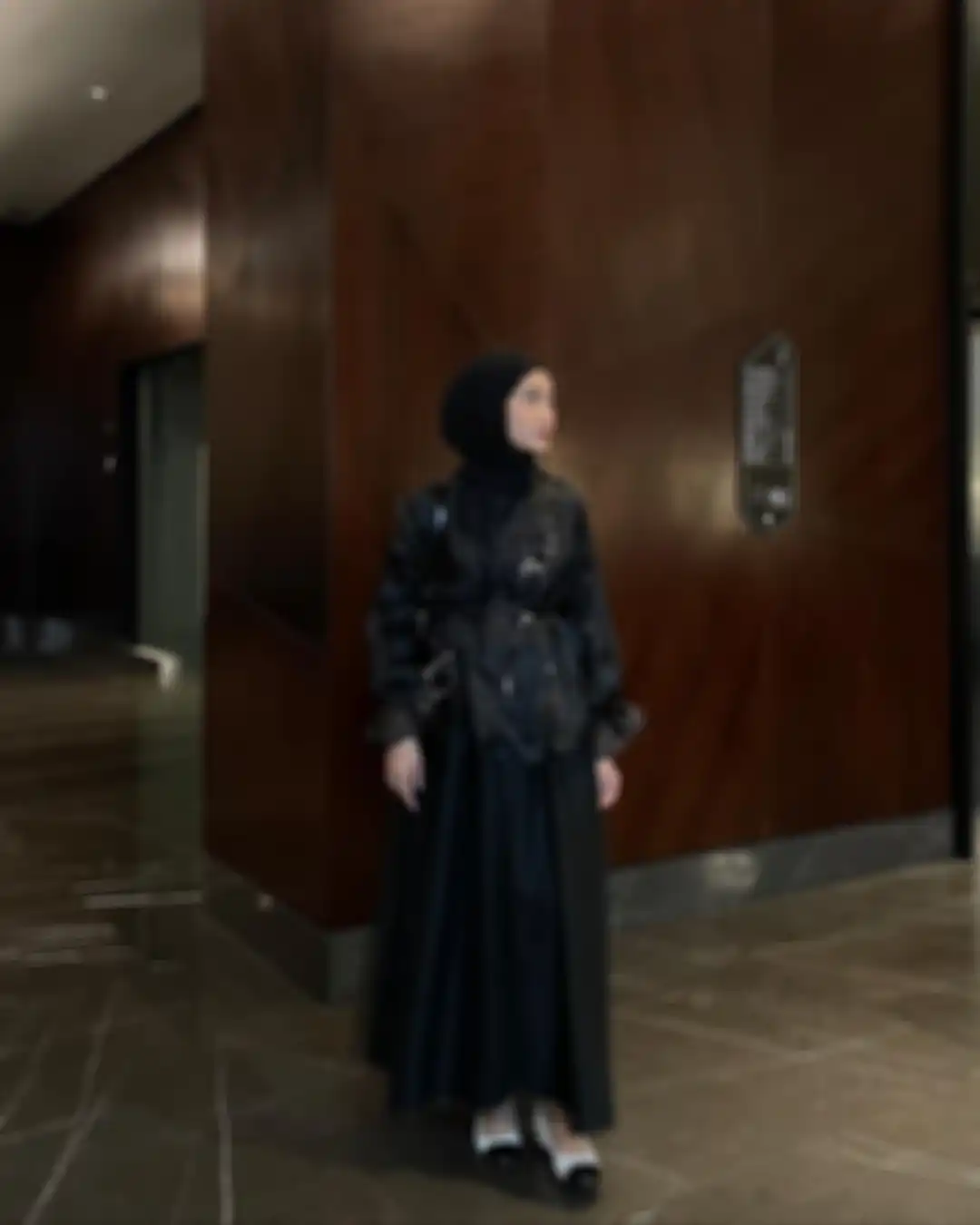 Outfit hitam cewek mamba hijab ala Inas Rana