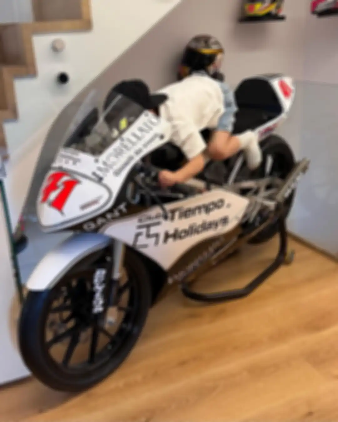 Honda NSR125 yang ada di rumah Aleix Espargaro sebagai salah satu pajangan ruang keluarga. 