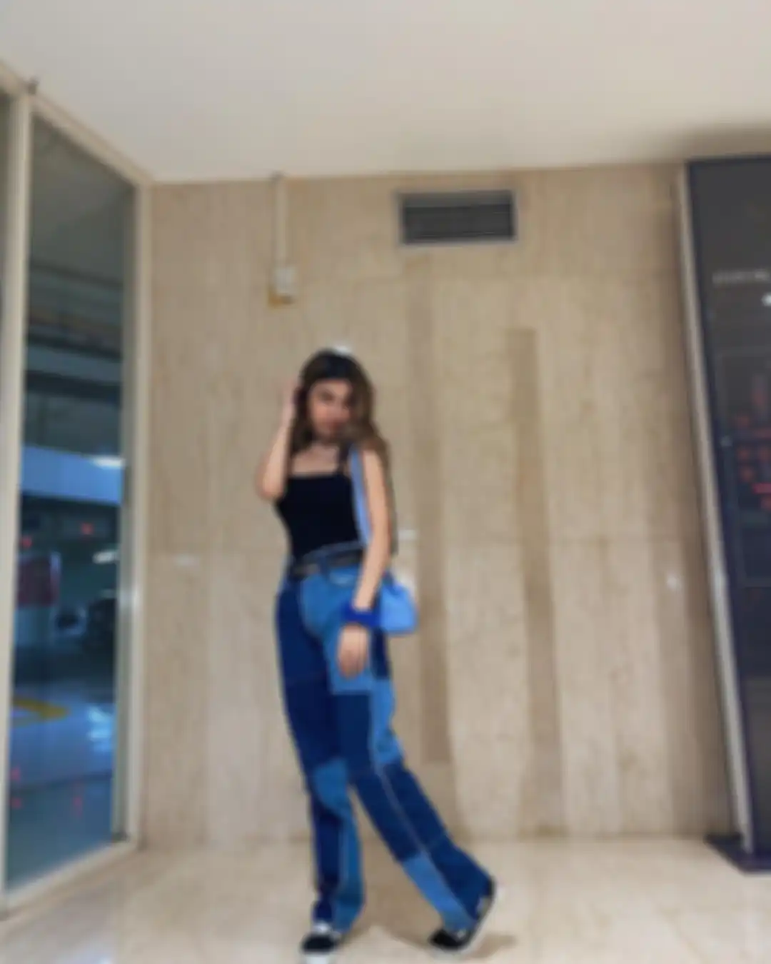 Outfit tank top dan celana jeans Maureen Daryanani