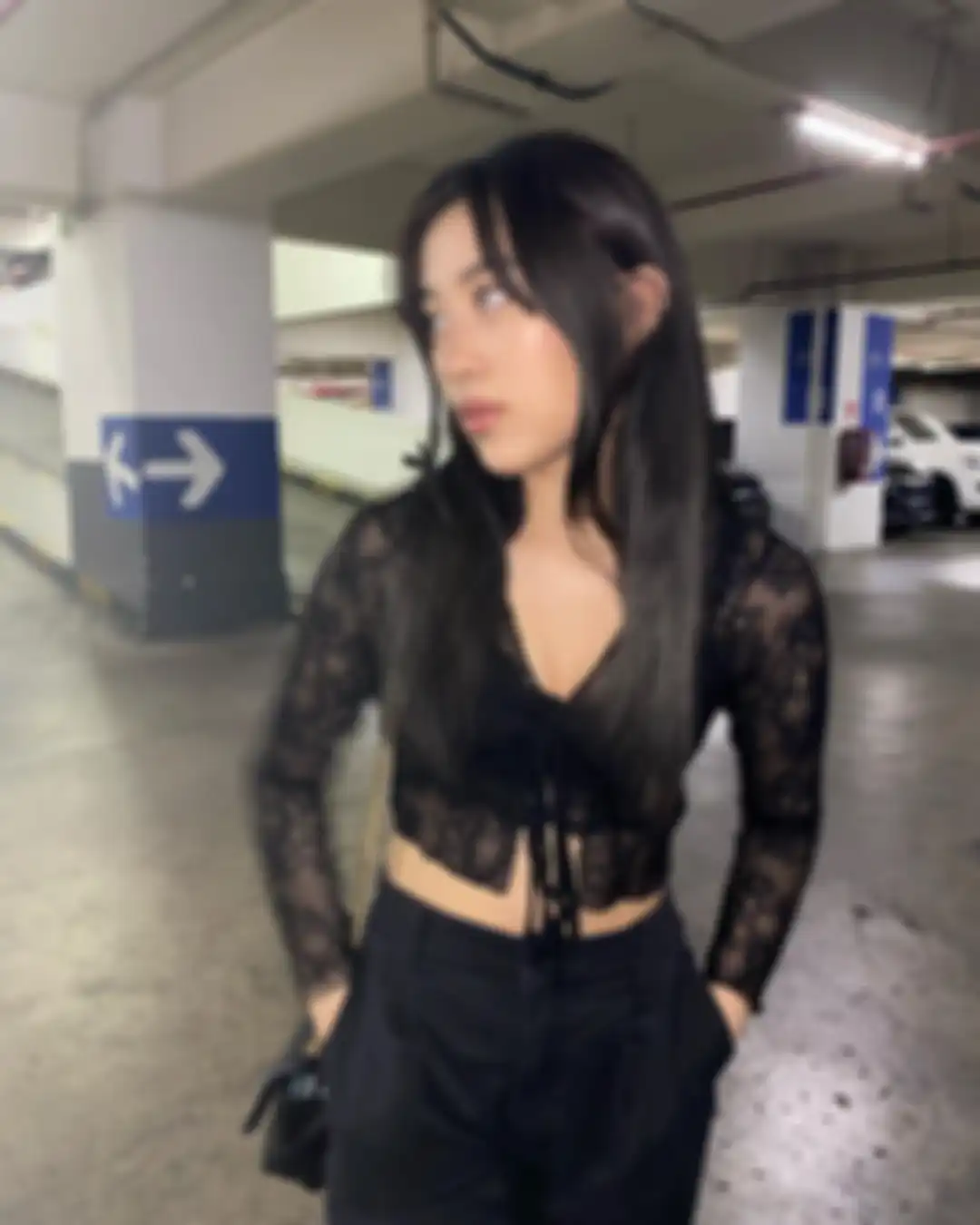 Fashion outfit hitam ala Mezzaluna, anak Bimbim Slank