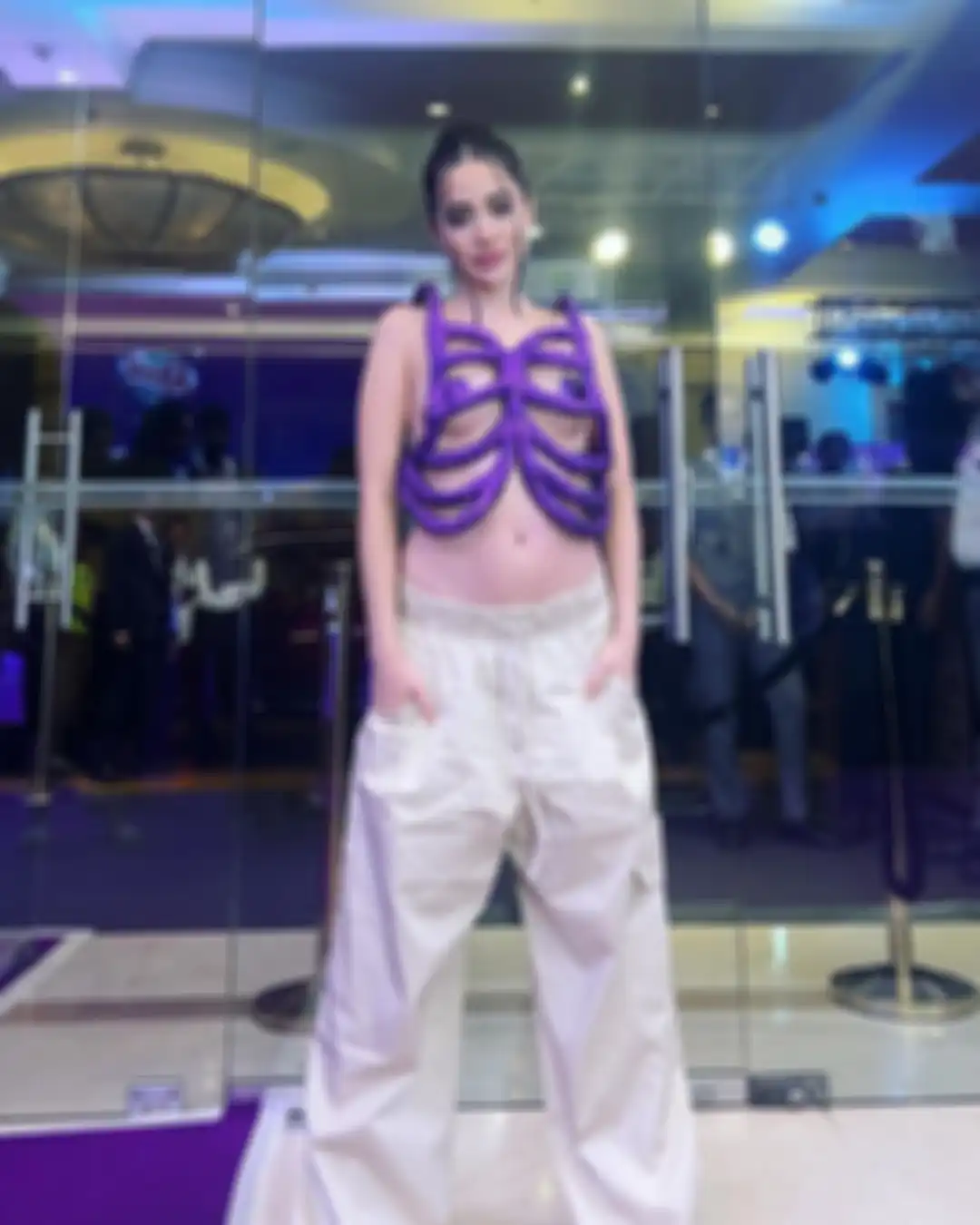 Fashion unik, aneh, dan kontroversial Uorfi Javed