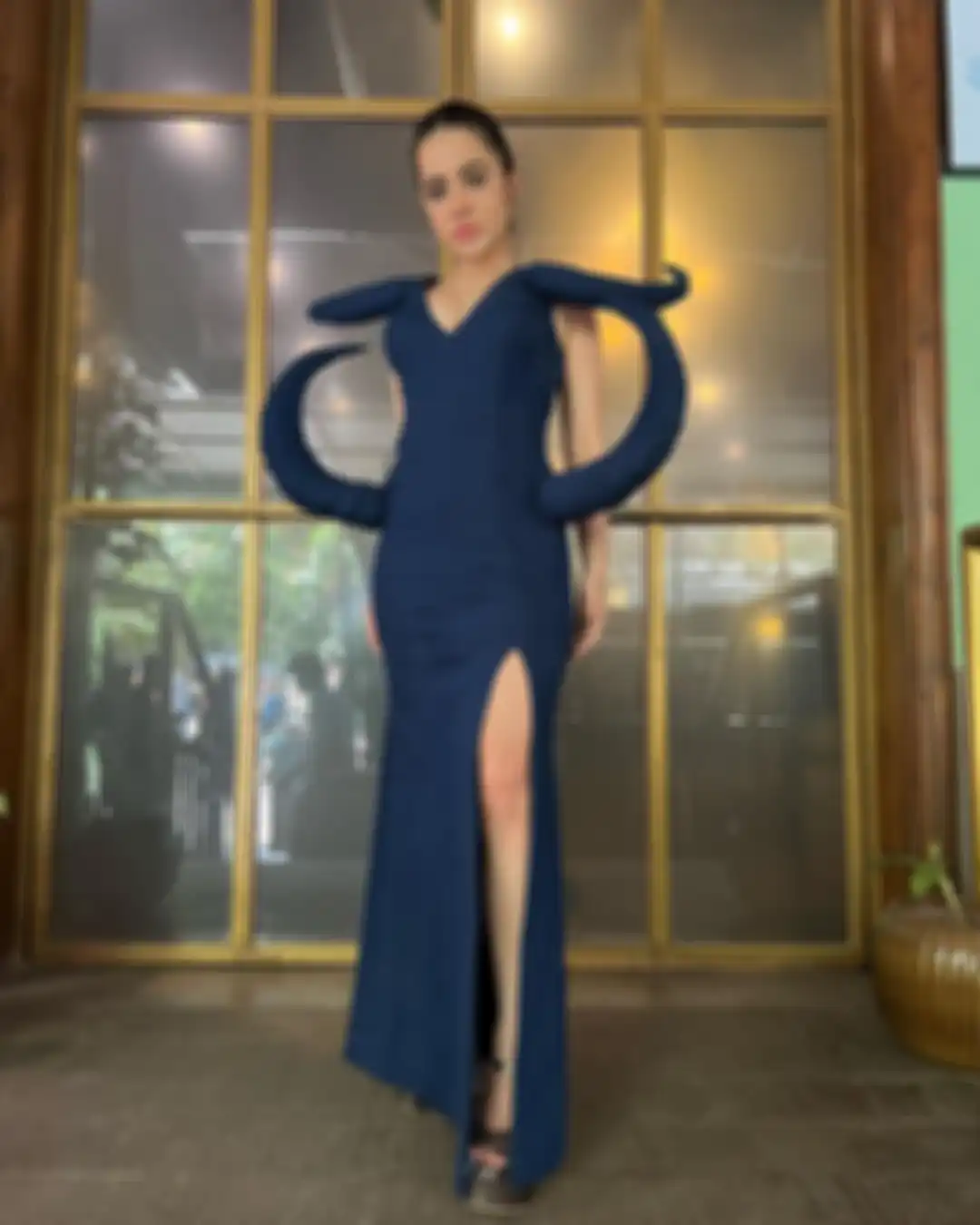 Fashion unik, aneh, dan kontroversial Uorfi Javed