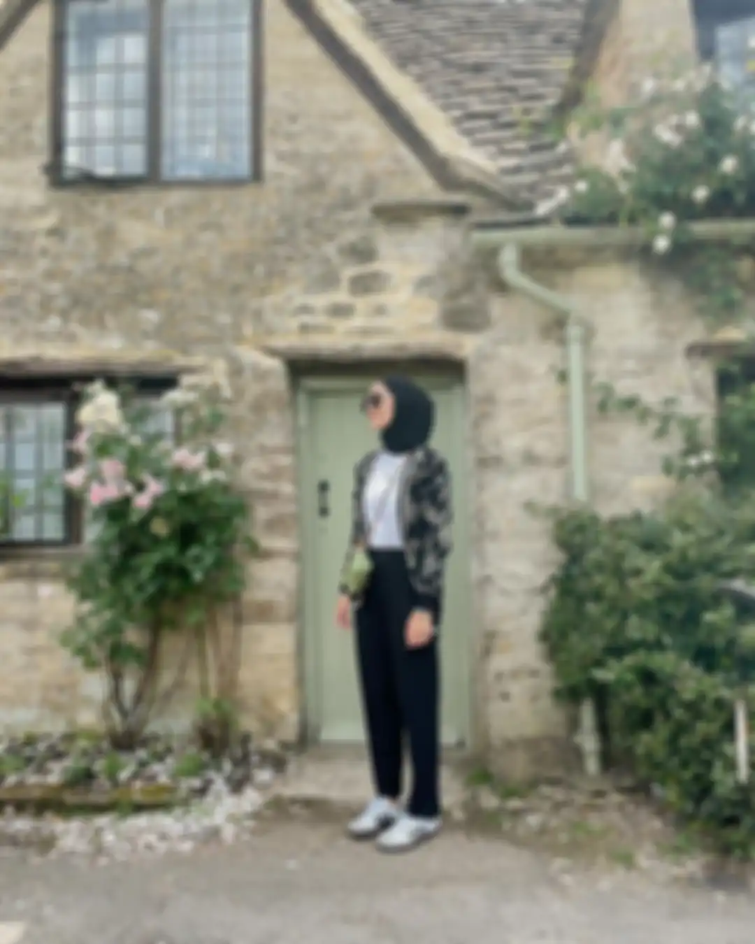 Outfit hijab musim hujan pakai cardigan rajut