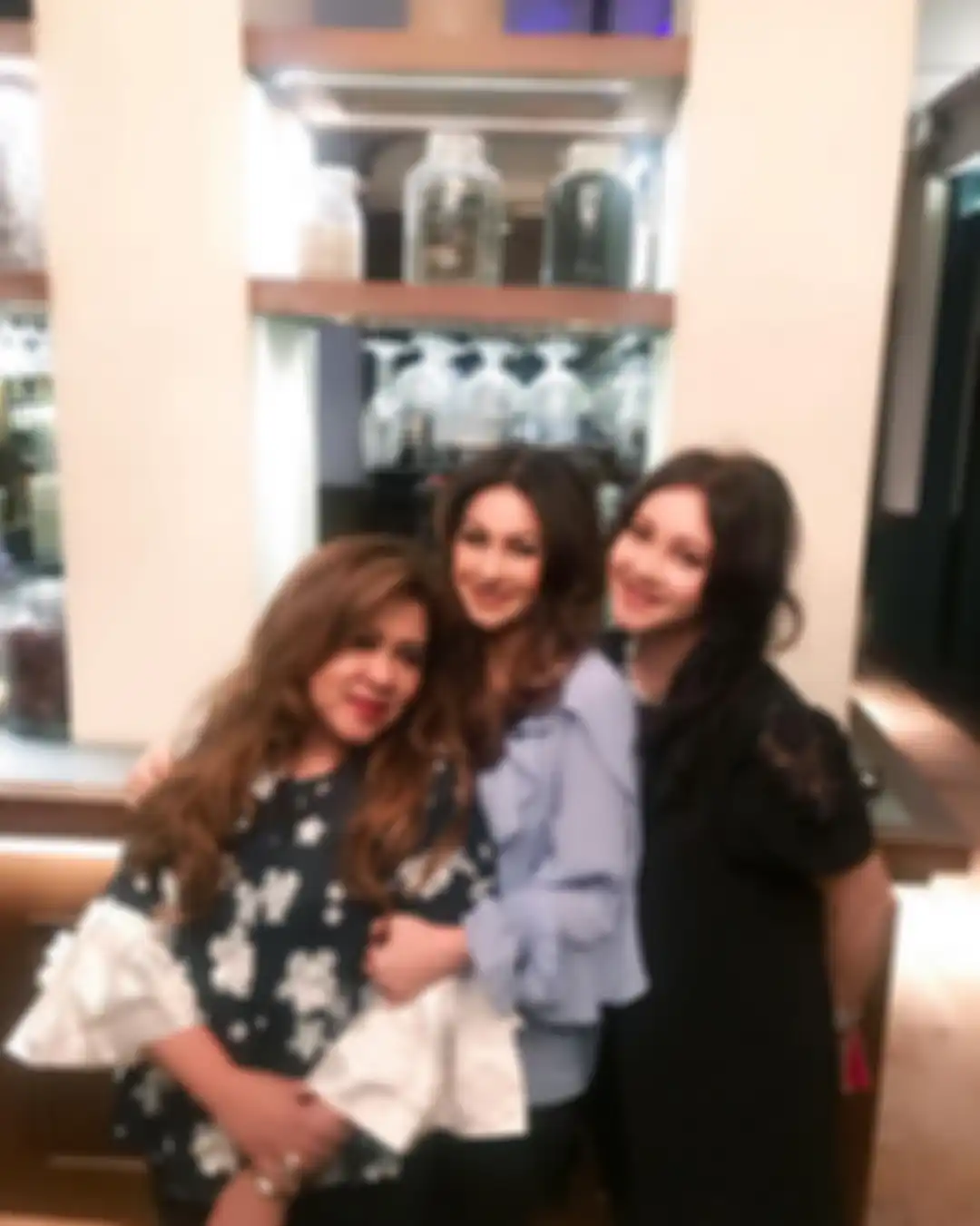 Diana Pungky (tengah), pemeran Jinny oh Jinny bersama teman-temannya