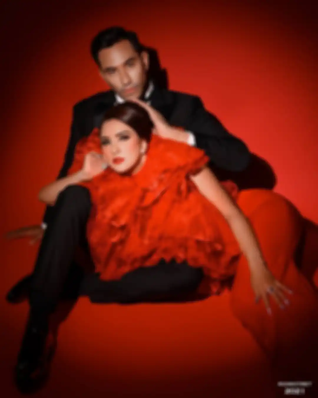 Pemotretan mesra Darius Sinathrya dan Donna Agnesia