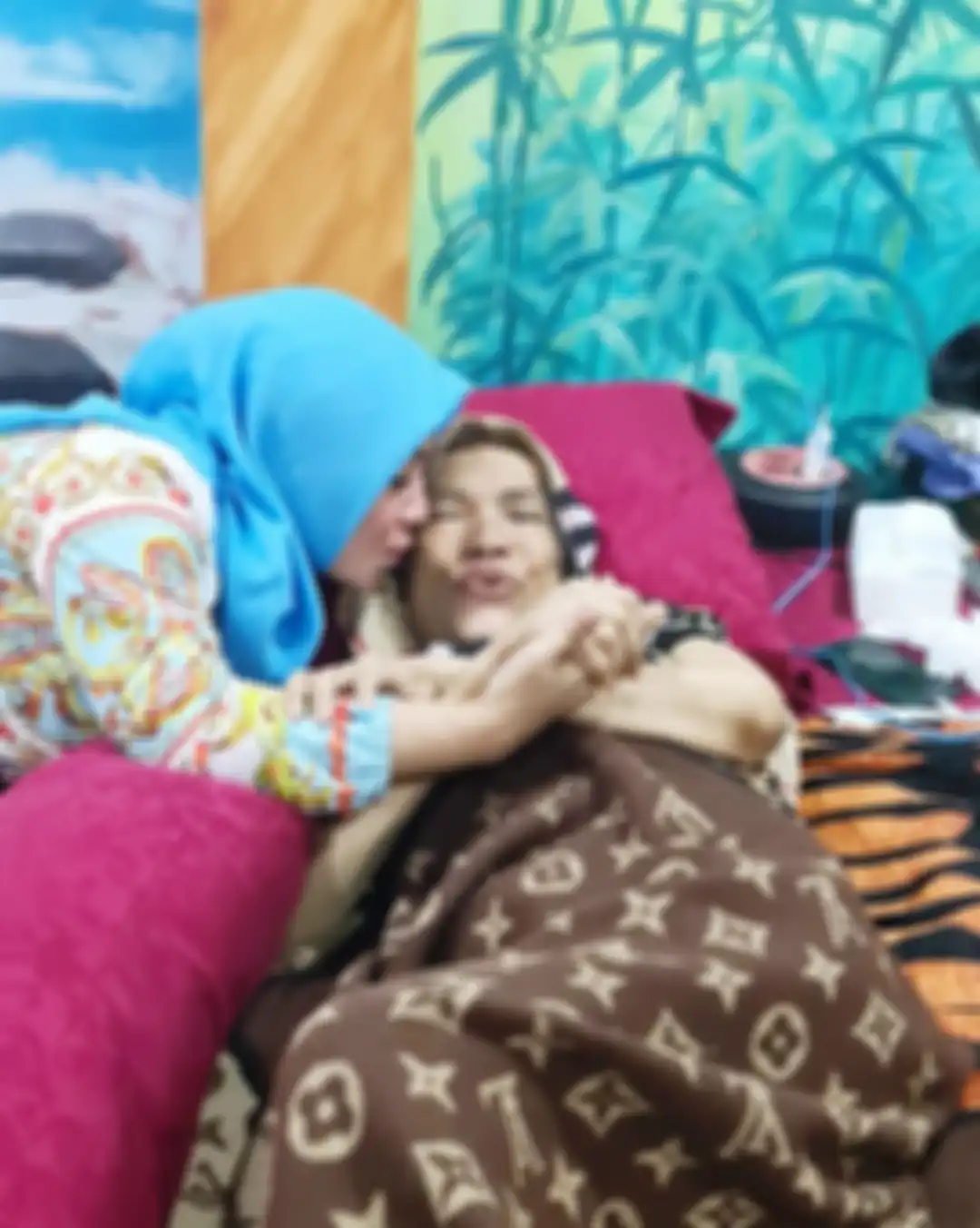 Kondisi kesehatannya sempat drop, Dorce Gamalama memberikan wasiat agar dimakamkan sebagai wanita. MUI sampai ikut buka suara.