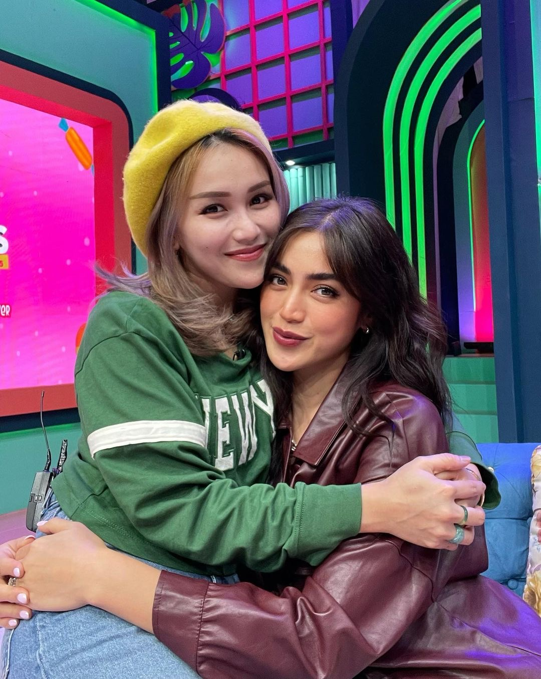 HubunganJessica Iskandar dan Ayu Ting Ting sempat memanas. Rupanya, ini deretan kelakuan Jedar yang bikin ibunda Bilqis sakit hati.