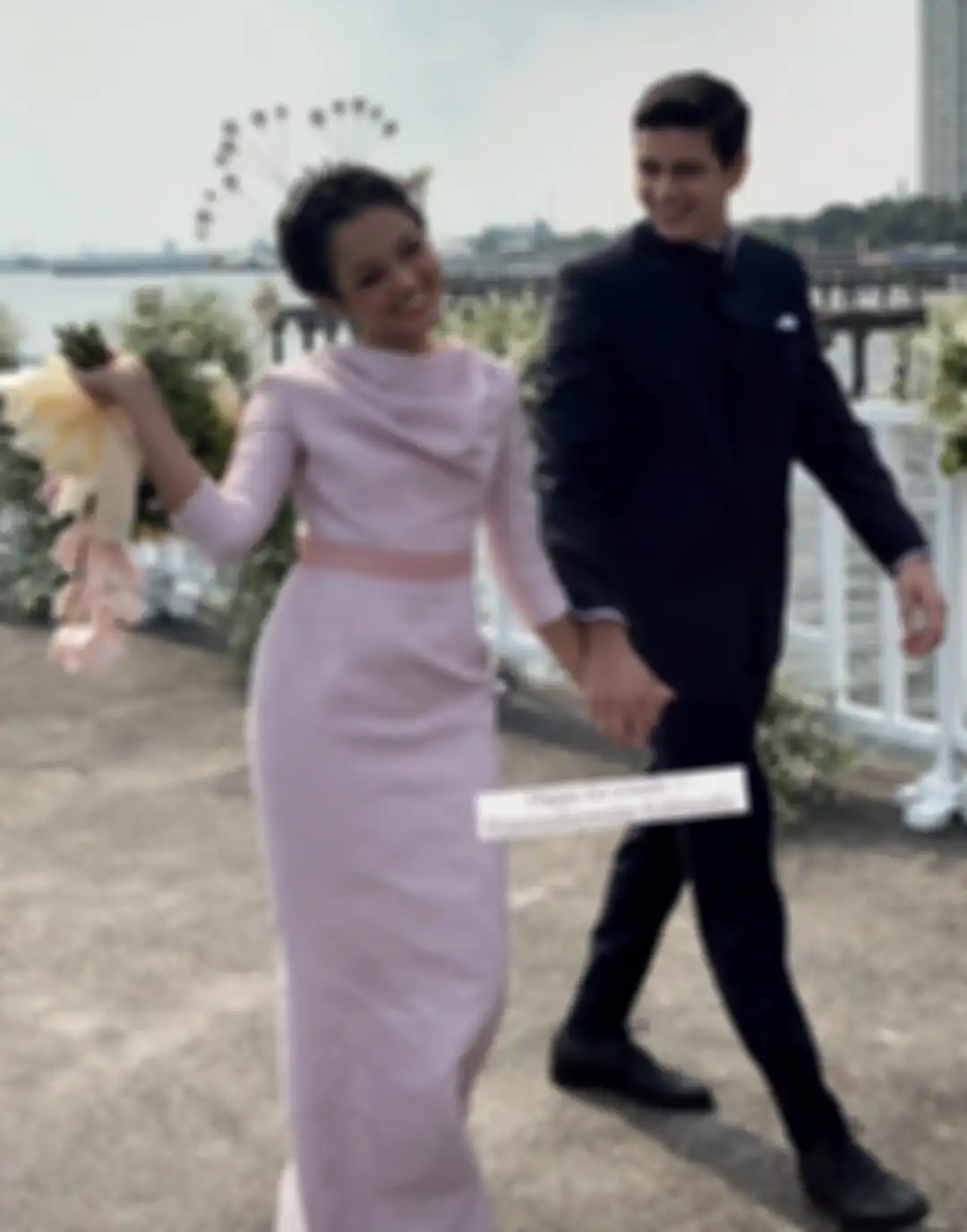 Saat resepsi kedua, Mutiara tampil memukau dengan gaun panjang modern berwarna pink.