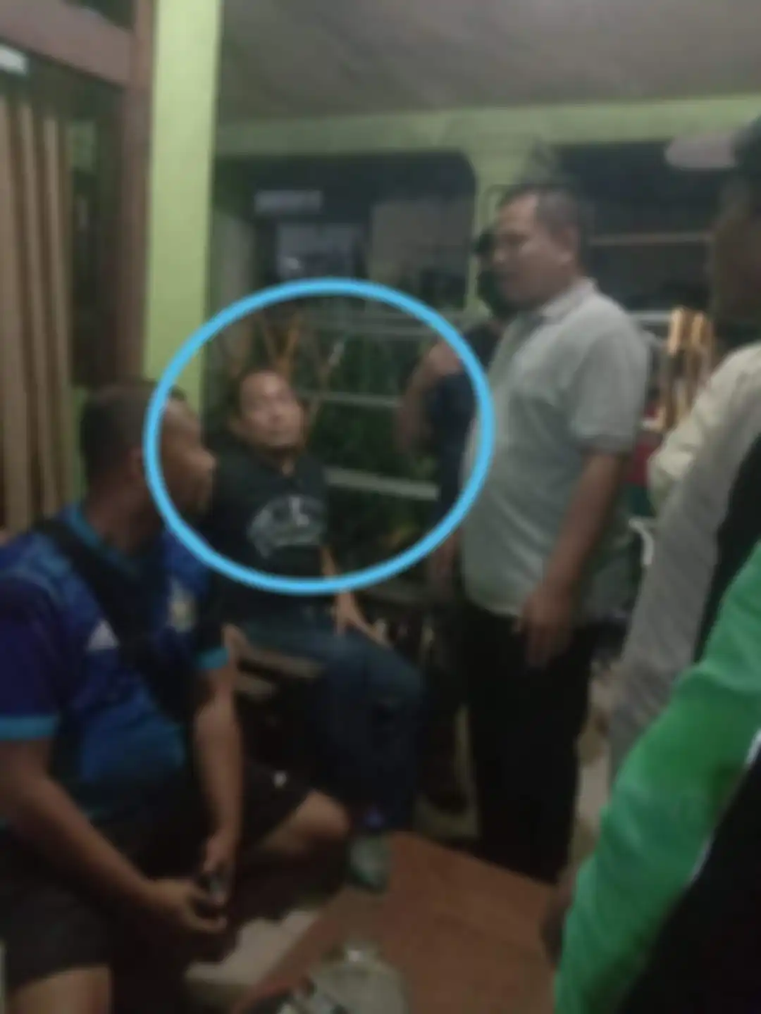 Sejumlah driver ojol juga menyebarkan foto tampang pelaku pemukulan yang belakangan disebut memiliki pangkat mayor TNI AL. 