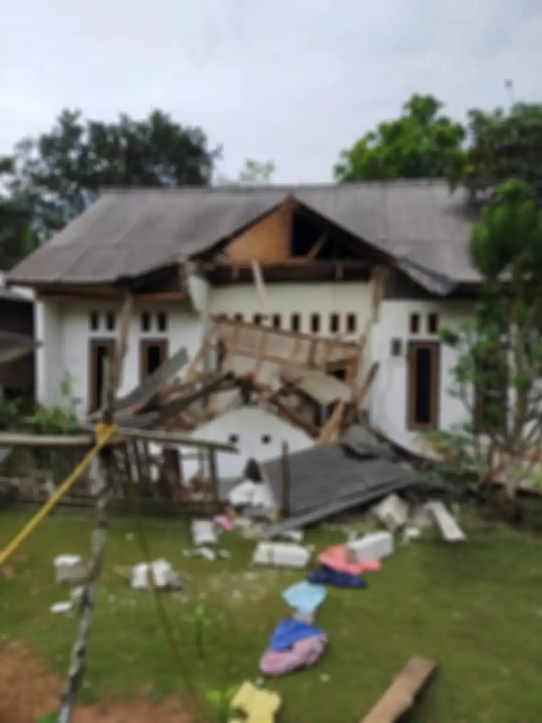 Dari sejumlah foto rumah warga Pandeglang yang rusak parah itu, penelitian megathrust selatan Jawa kembali menjadi perbincangan.