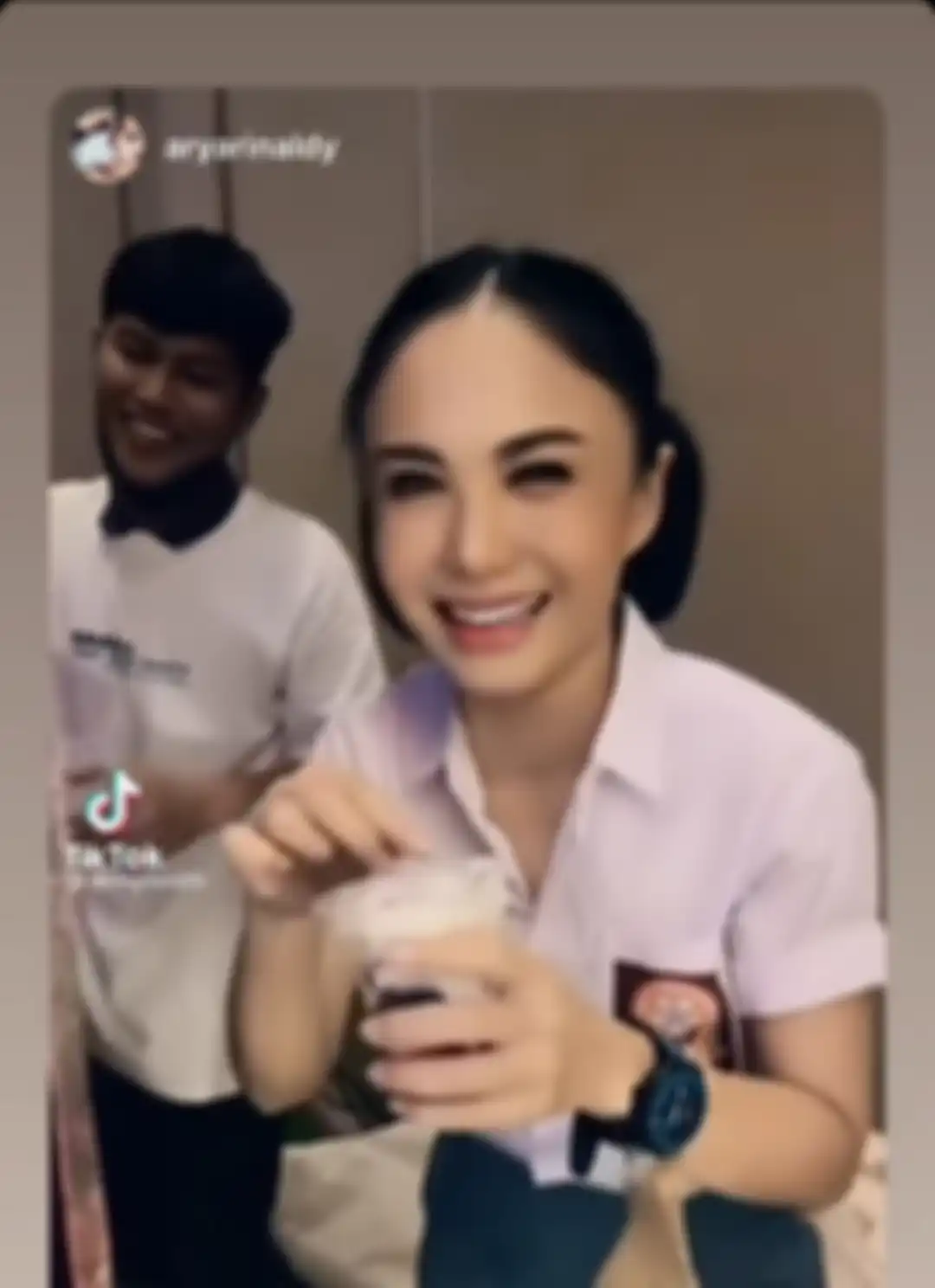 Penampilan Yuni Shara pakai seragam SMA