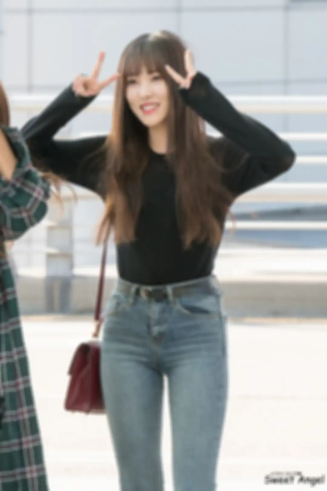 Yuju Gfriend bodycon top dan jeans