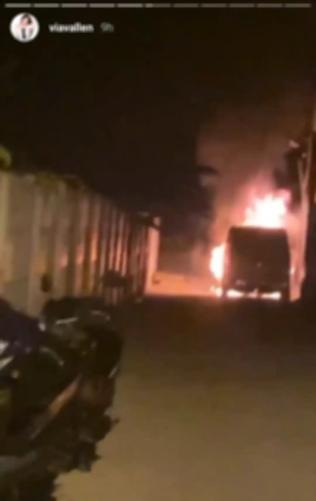 Mobil Via Vallen saat terbakar hebat
