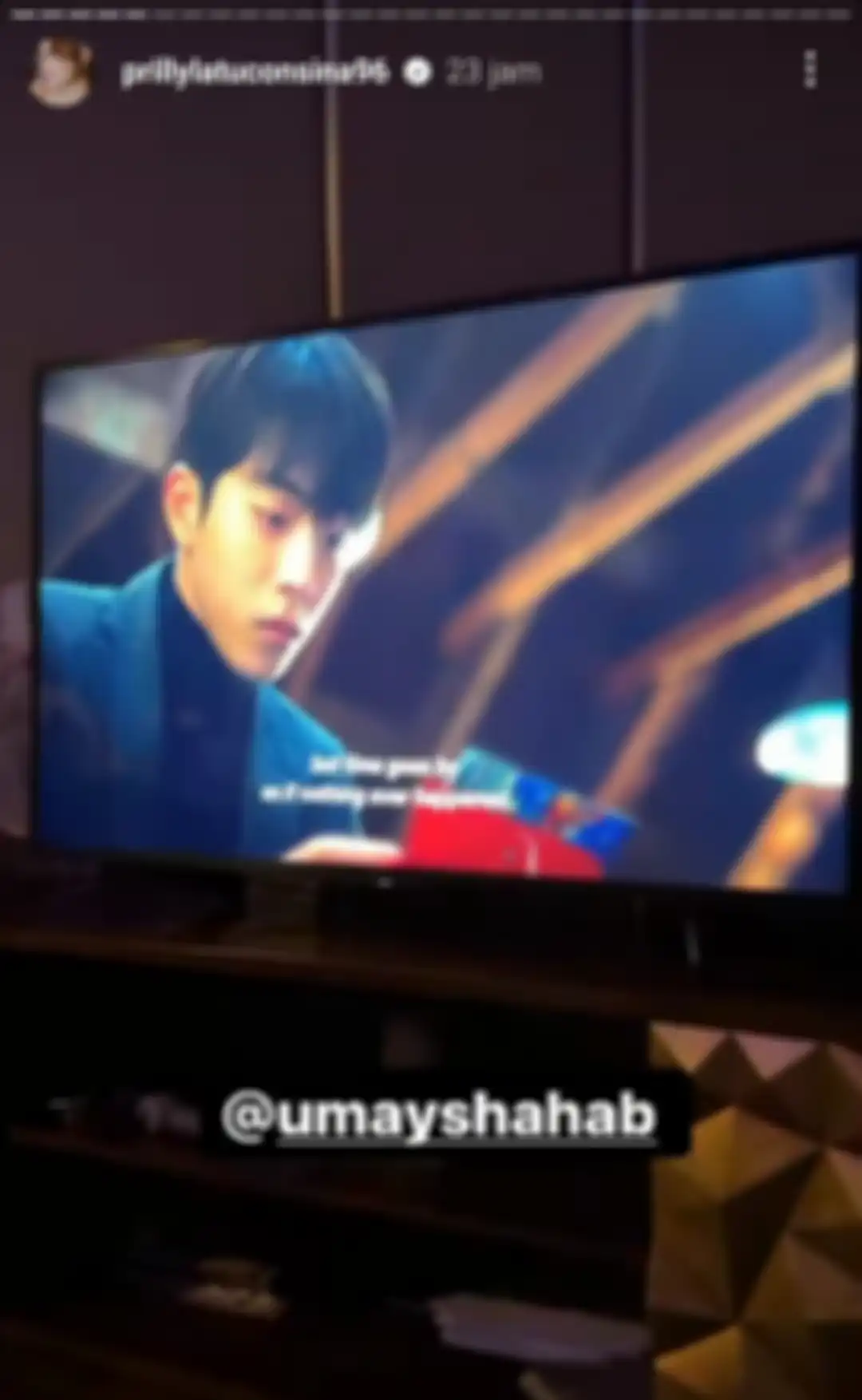 Prilly Latuconsina saat nonton drama Twenty One Twenty Five