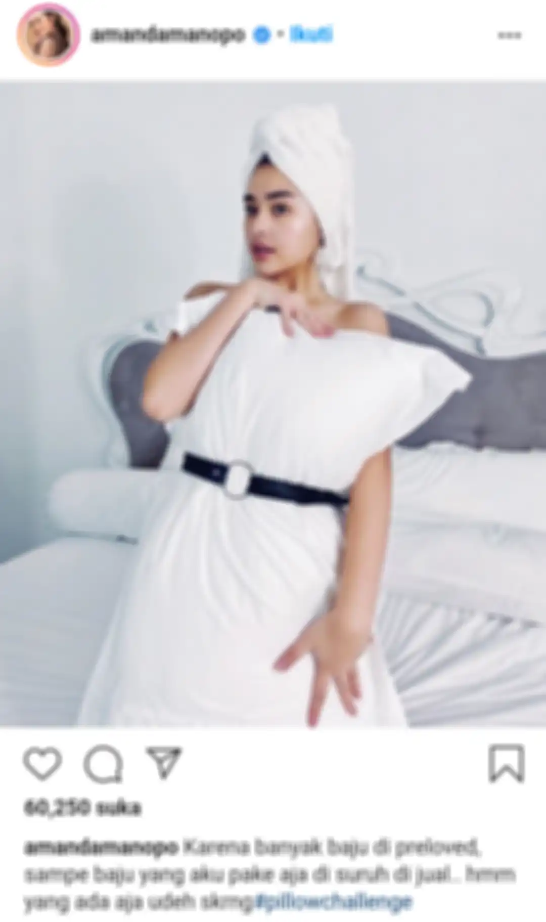 Tampilan Amanda Manopo pakai bantal untuk menutupi tubuh dengan ikut pillow challenge