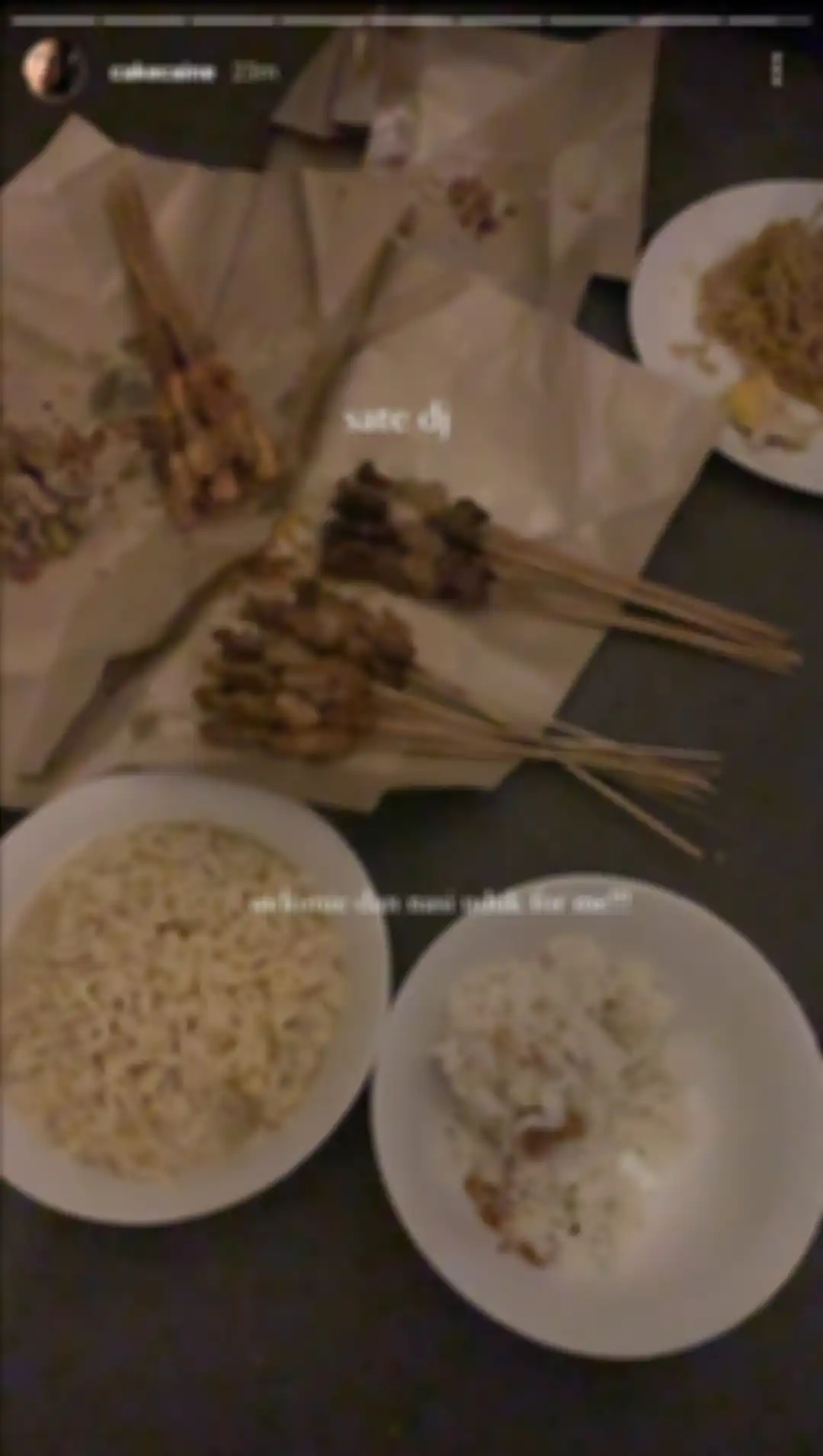 Dalam Instagram Storynya, Nadin Amizah mengunggah foto menu makan malamnya kala itu, yaitu sate, mie instant, dan nasi uduk.