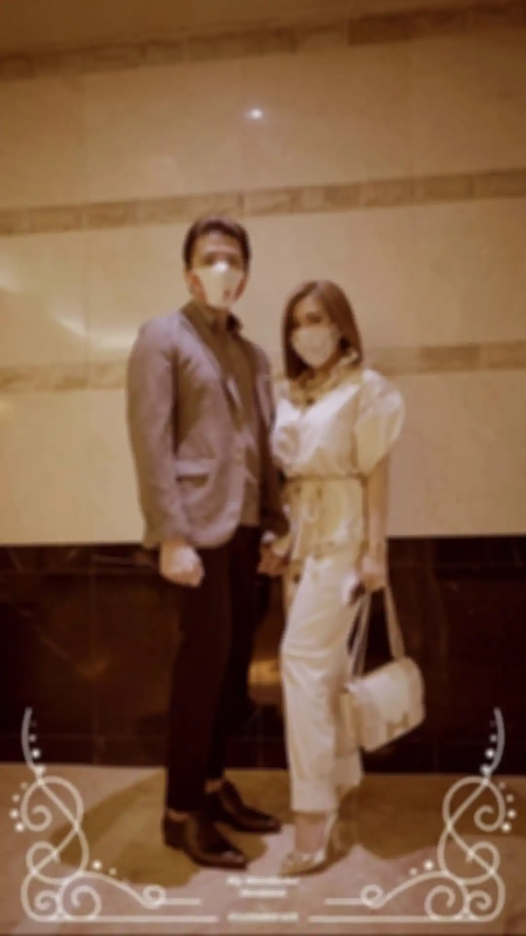 Syahrini terlihat tampil memesona dengan balutan busana serba putih