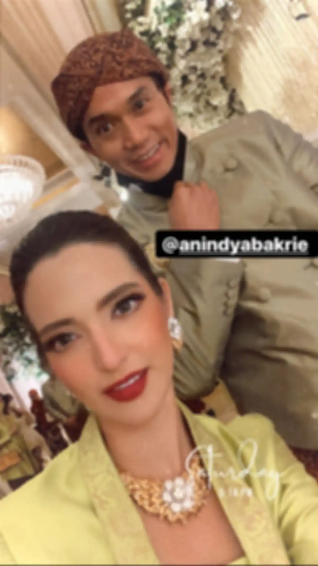 Nia Ramadhani tampak memesona mengenakan kebaya bernuansa warna hijau