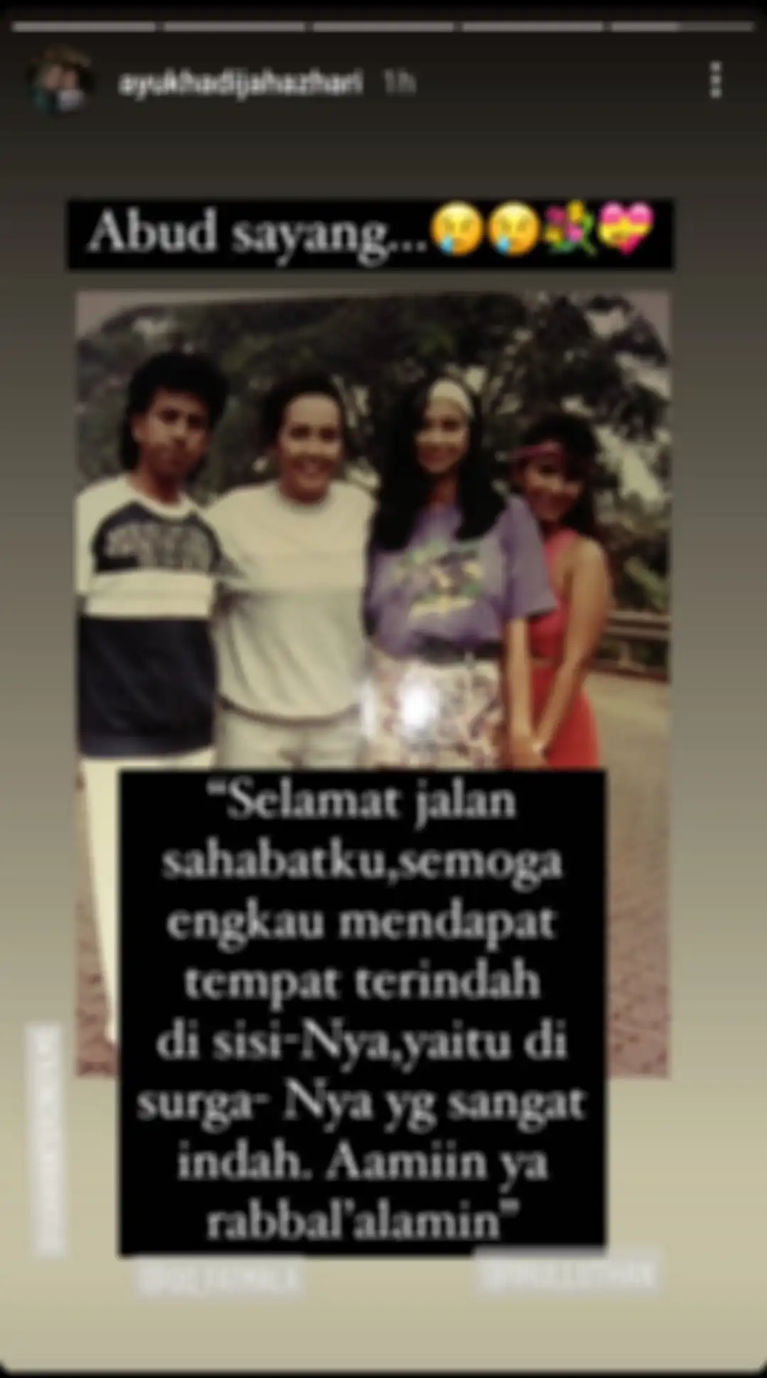 Ayu Azhari tak bisa menyembunyikan rasa sedihnya saat mendengar kabar sang sahabart, Fuad Alkhar alias Wan Abud meninggal dunia.  