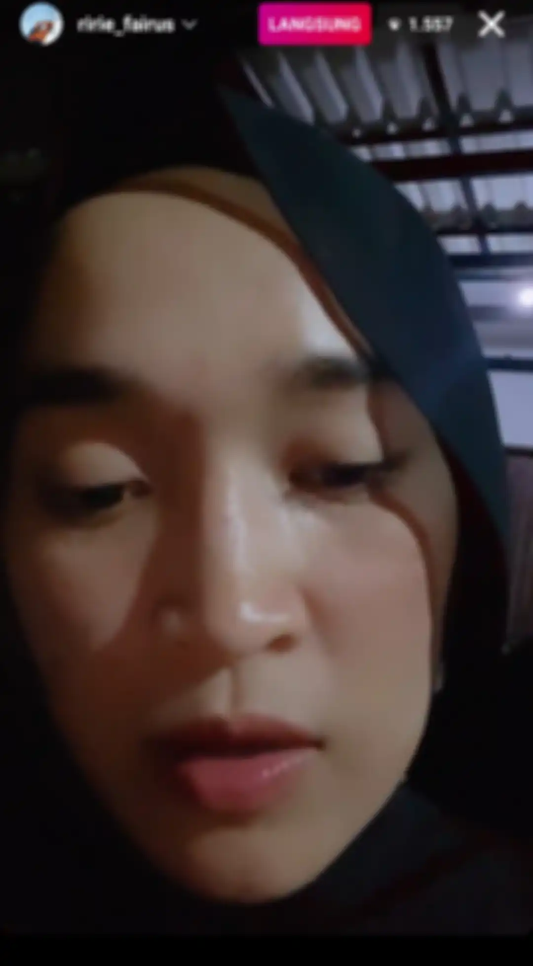 Aksi Ririe Fairus live di Instagramnya.