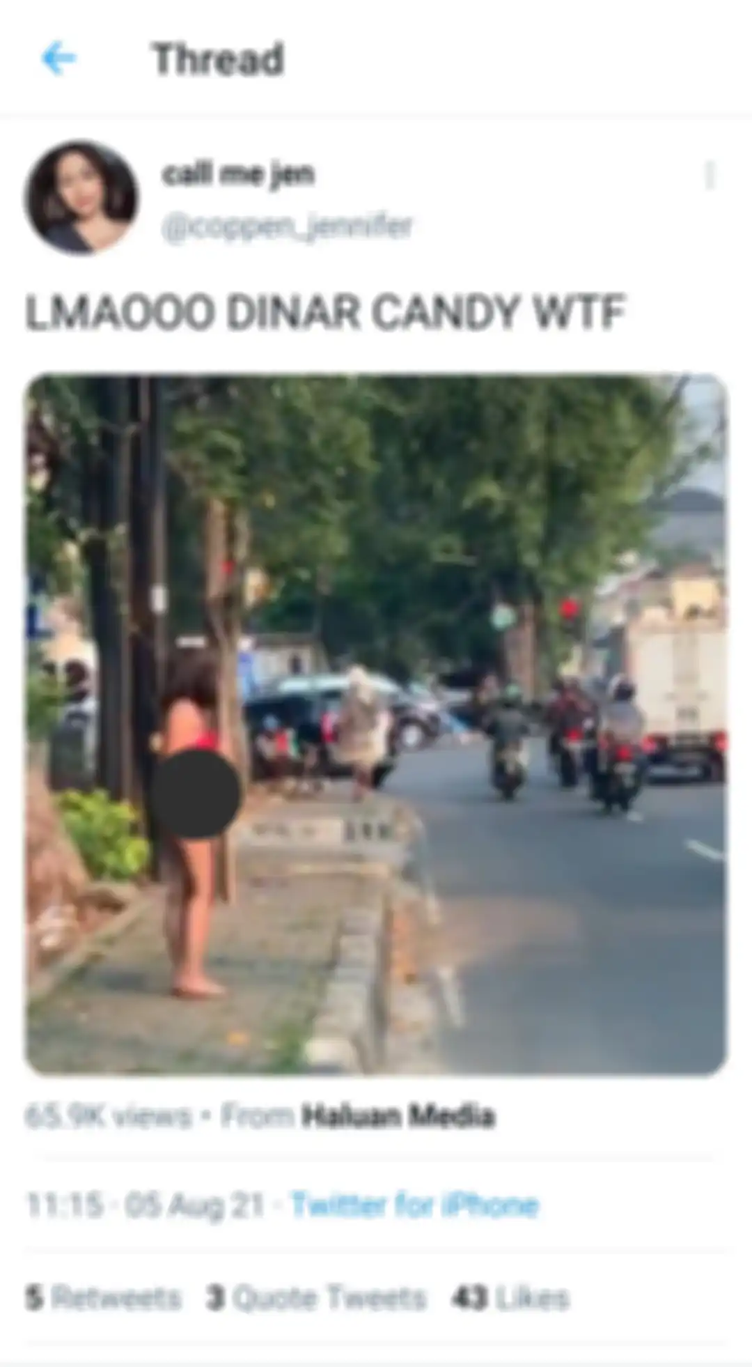 Aksi bikini Dinar Candy di jalan.