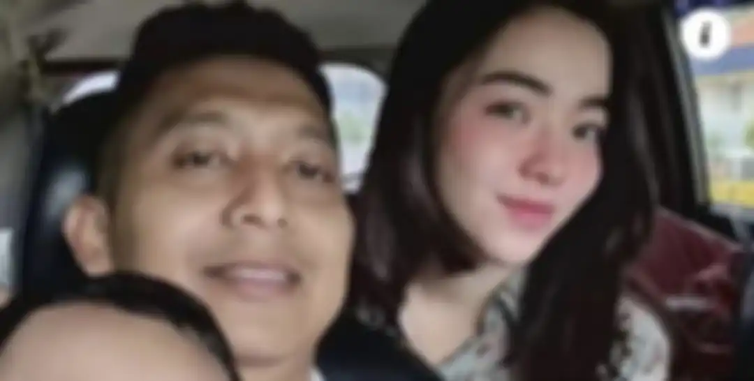 Saat berada di Polresta Bandara Soetta, Anggiat Pasaribu mendadak pingsan. Foto sepupu Brigjen Zamroni yang pingsan ramai dibahas. 