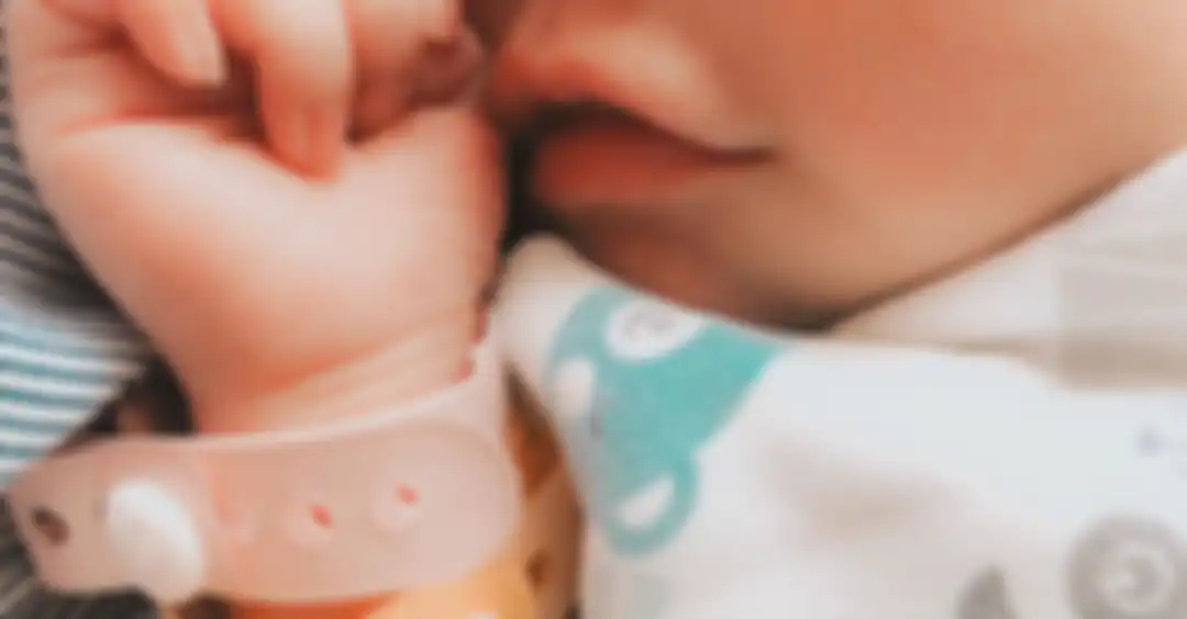 Potret anak Raditya Dika yang baru saja lahir