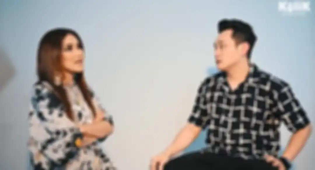 Ayu Ting Ting berbincang dengan Rio Motret.