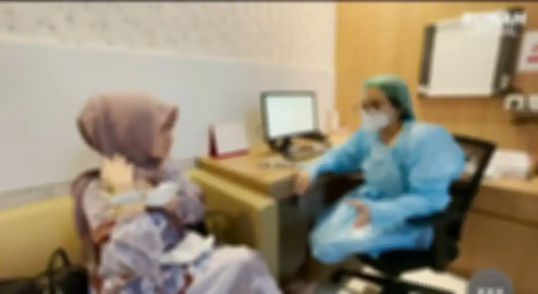 Nathalie Holscher periksakan kehamilannya ke dokter kandungan.