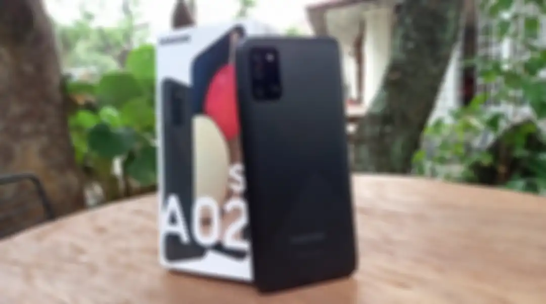 Samsung Galaxy A02s bersama dengan box penyimpanan.