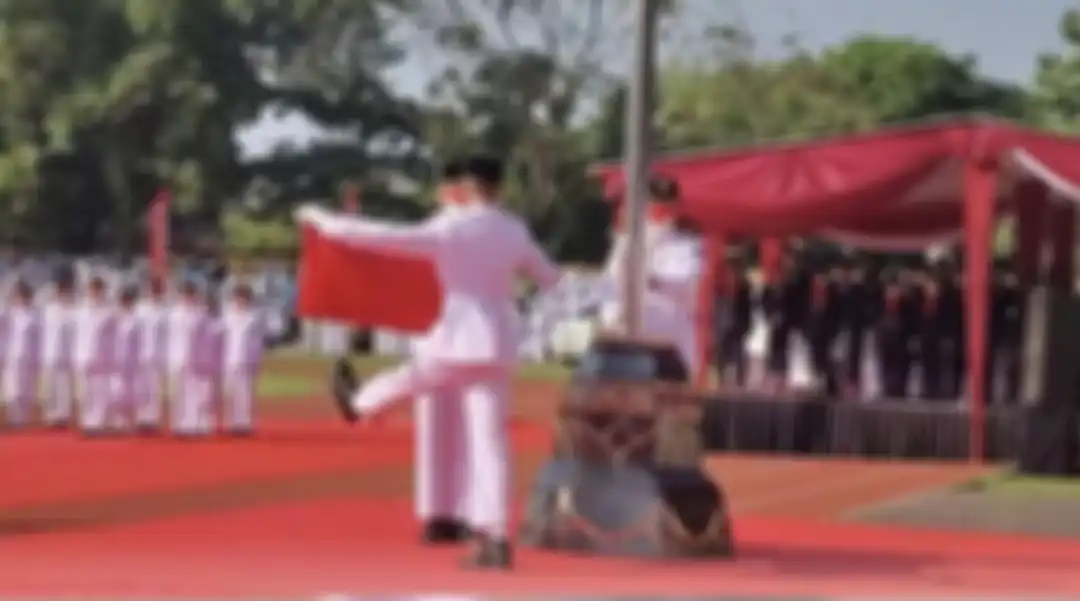 Ini sosok anggota Paskibra Solo yang berani ambil keputusan drastis saat besi cantolan bendera Merah Putih patah. Foto aksinya viral.