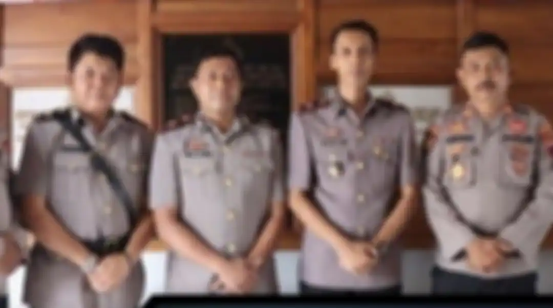 Iptu Umbaran Wibowo bukan cuma menjadi wartawan. Dia juga pegang 4 jabatan sipil ini. Foto wajah Kapolsek Kradenan bikin heboh.