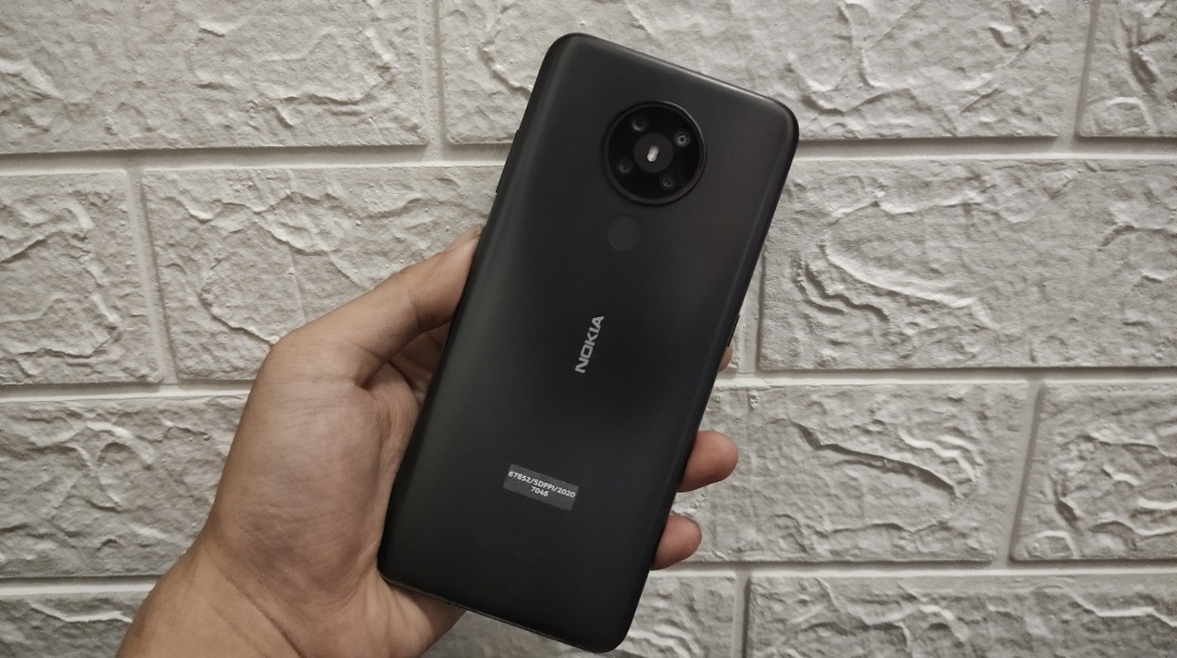 Bagian belakang perangkat Nokia 5.3 dengan warna Charcoal.