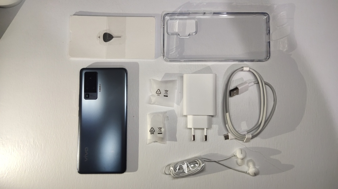 Isi dari box vivo X50 Pro.