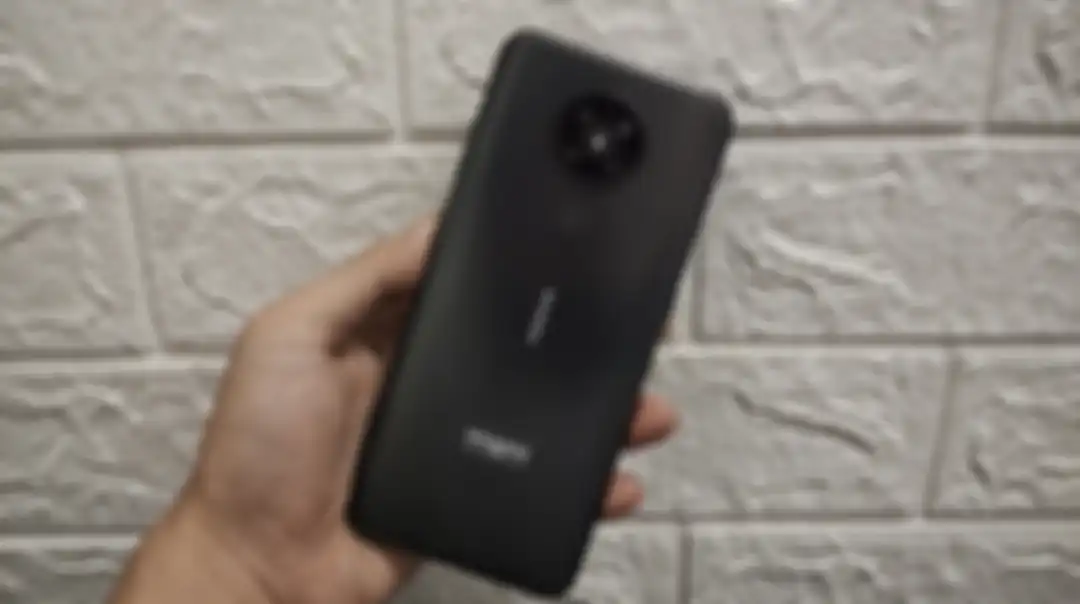 Bagian belakang perangkat Nokia 5.3 dengan warna Charcoal.
