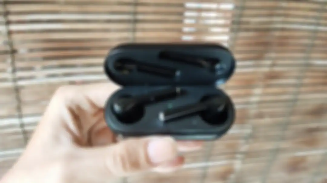 Wujud perangkat Huawei FreeBuds 3i yang berada di dalam charging case.