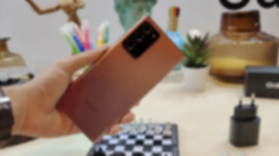 Perangkat Samsung Galaxy Note 20 Ultra versi Mystic Bronze.