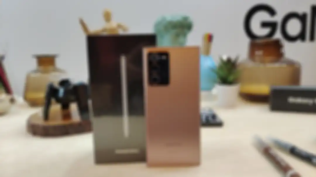 Perangkat Galaxy Note 20 Ultra bersandingan dengan box.