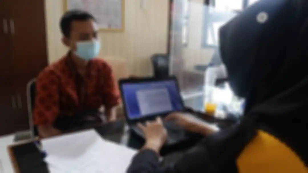 Foto Yana Sumedang yang tampak tersenyum saat menjalani pemeriksaan di kantor polisi sudah membuat geram netizen.