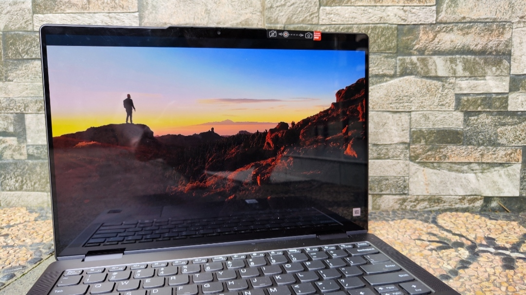 Tampilan layar Lenovo Yoga 7i Intel Gen 12.