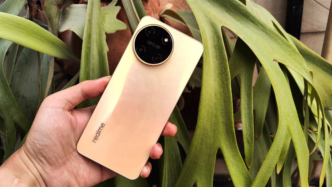 Desain body belakang realme 11 varian Glory Gold.