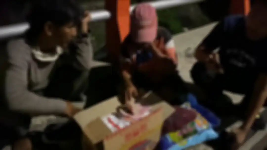 Sumbangan sembako dan uang disalurkan Tom ke orang-orang di jalanan