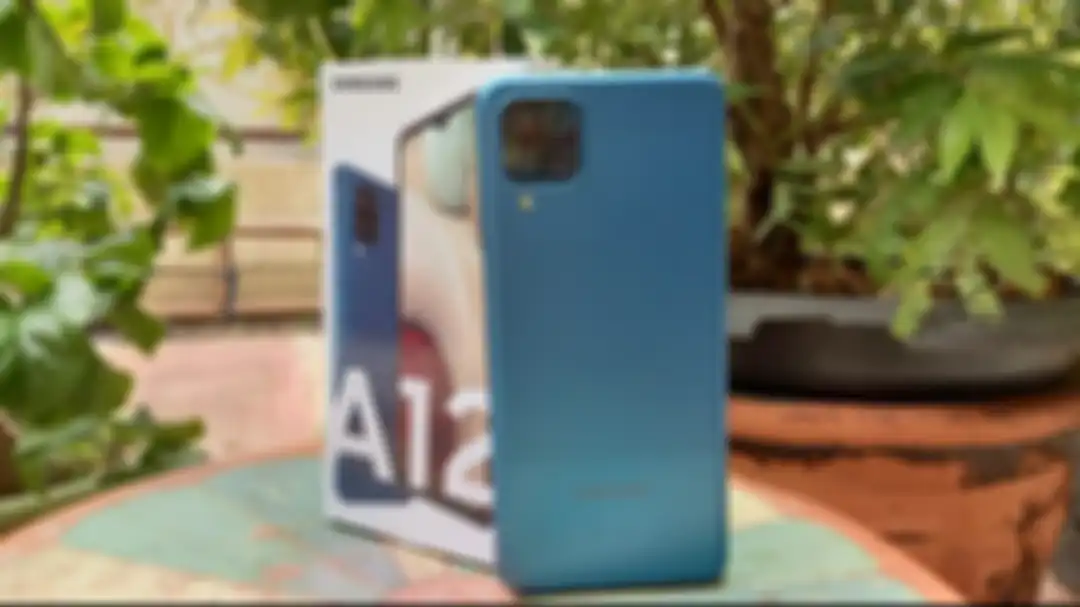 Samsung Galaxy A12 varian warna Blue.