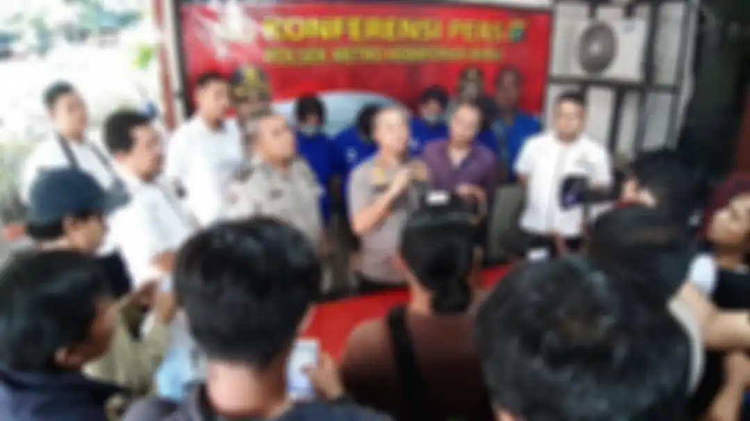 Setelah dapat teguran terkait foto berdua model majalah dewasa Vitalia Sesha, mantan Kapolsek Kebayoran Baru gugat Kapolda Metro hingga Kapolri.