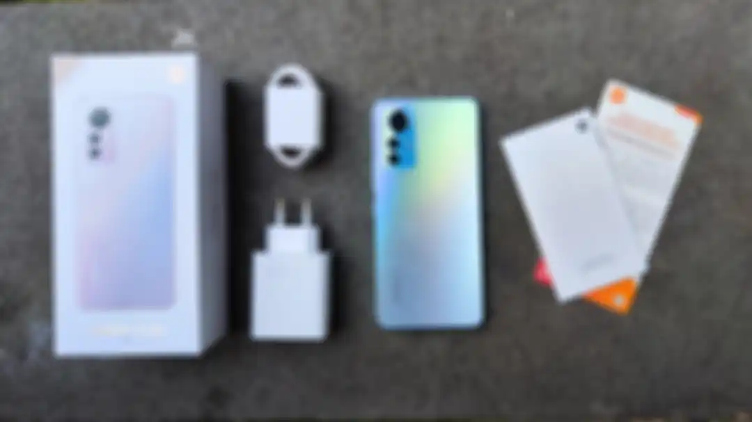Isi kotak pembelian Xiaomi 12 Lite 5G di Indonesia. 