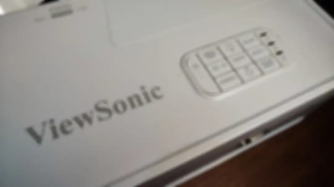 Tombol pengoperasian ViewSonic LS500WHE. 