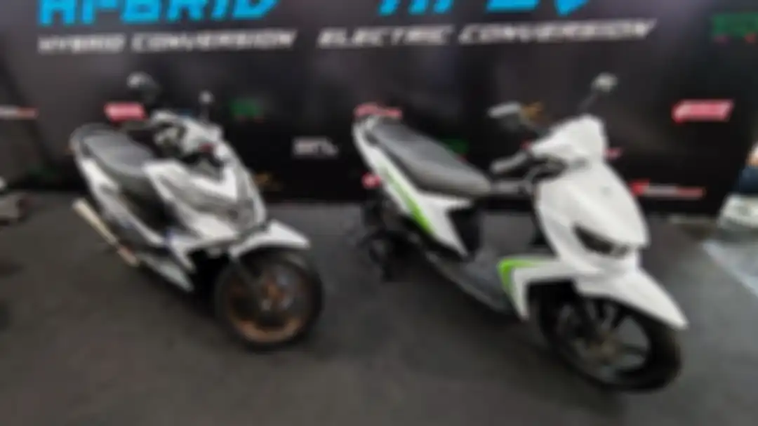 2 unit hasil konversi motor listrik yang dibuat oleh IATO (Ikatan Ahli Teknologi Otomotif) dalam ajang Olx Autos IMX 2022.
