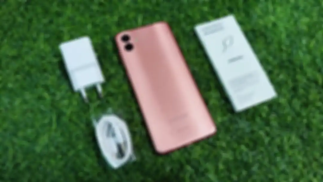 Isi kotak pembelian Samsung Galaxy A04 yang tidak dilengkapi dengan jelly case dan earphone.
